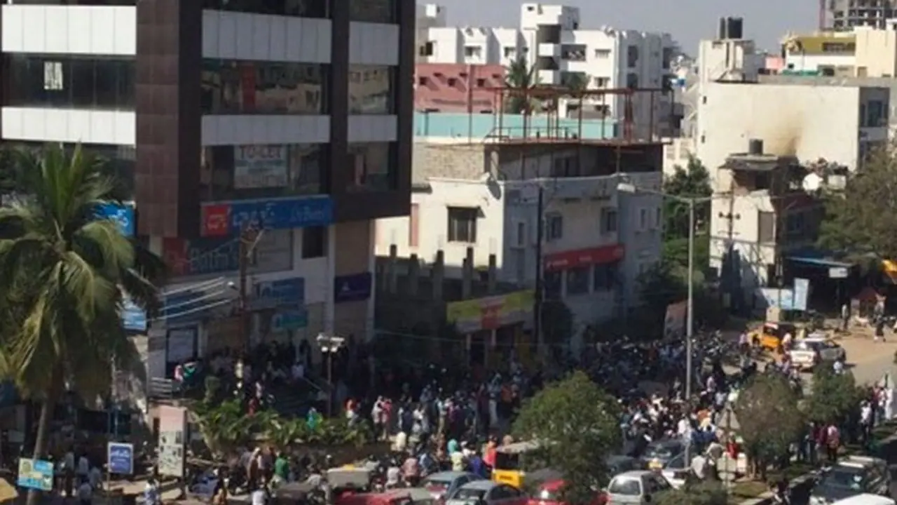 200 angry bank customers block city road, Hyderabad comes to a halt