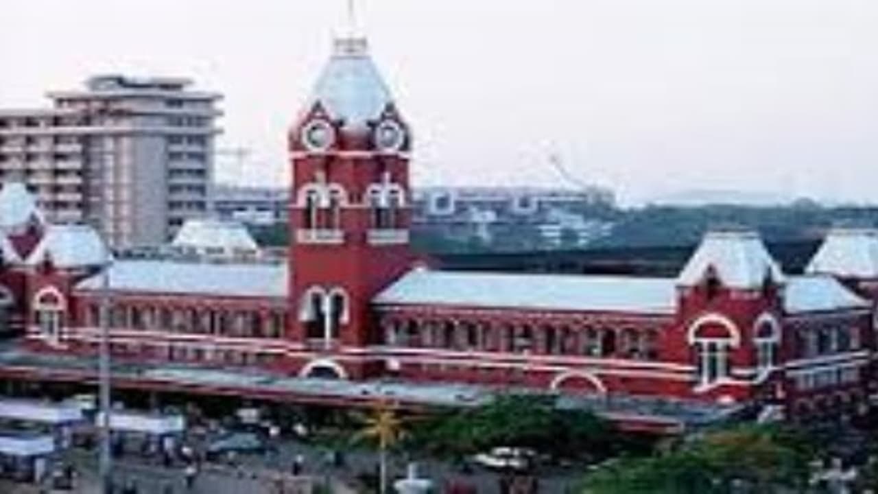 தனியார் மயமாகிறதா சென்னை சென்ட்ரல் ரயில் நிலையம் ? ரூ 350 கோடிக்கு ஏலம்விட முடிவு செய்யப்பட்டுள்ளதாக அதிர்ச்சி தகவல்…. தனியார் மயமாகிறதா சென்னை சென்ட்ரல் ரயில் நிலையம் ? ரூ 350 கோடிக்கு ஏலம்விட முடிவு செய்யப்பட்டுள்ளதாக அதிர்ச்சி தகவல்….