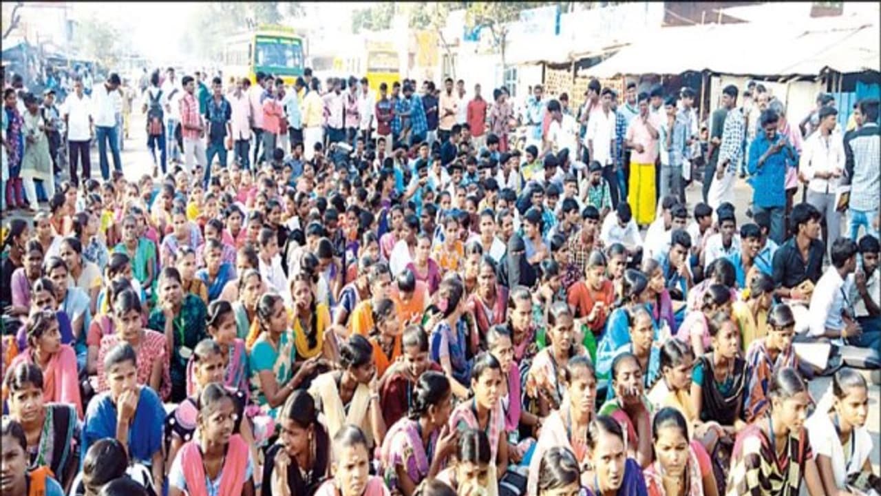 விழுப்புரத்தில் 300 க்கும் மேற்பட்ட கல்லூரி மாணவர்கள் சாலை மறியல் போராட்டம். ஏன்? விழுப்புரத்தில் 300 க்கும் மேற்பட்ட கல்லூரி மாணவர்கள் சாலை மறியல் போராட்டம். ஏன்?