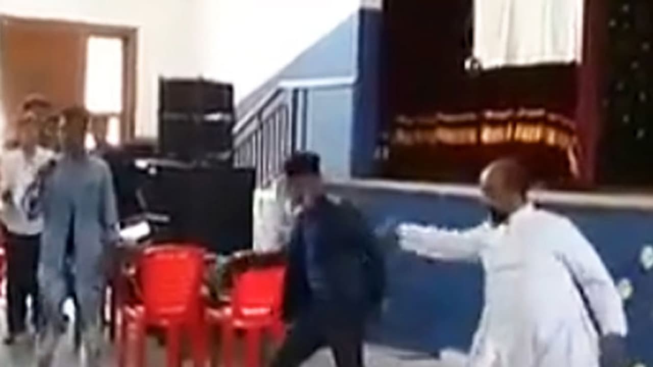 വൈദികന്‍റെ ബ്രേക്ക് ഡാന്‍സ് വൈറലാകുന്നു