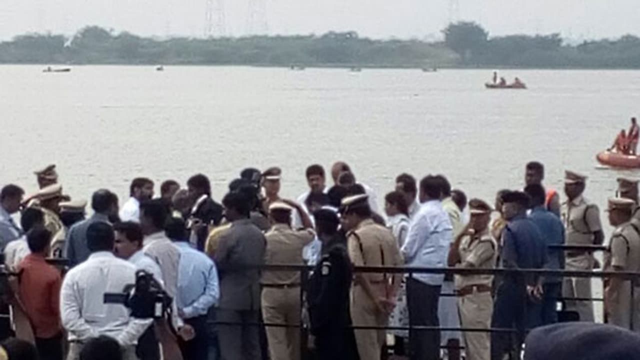 పడవ ప్రమాదం: లాంచీ తలుపుల మూసివేతనే ప్రాణాలు తీసిందా? పడవ ప్రమాదం: లాంచీ తలుపుల మూసివేతనే ప్రాణాలు తీసిందా?