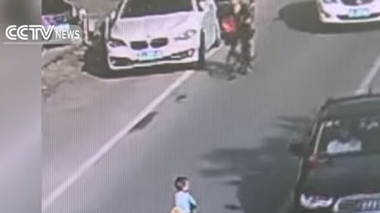 തിരക്കുള്ള റോഡിലൂടെ കളിപ്പാട്ടക്കാറോടിച്ച് കുട്ടി; രക്ഷകനായി പൊലീസുകാരന്‍; വീഡിയോ കാണാം