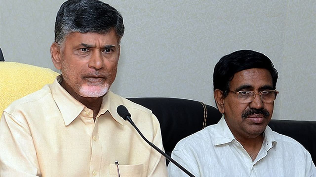 మాజీ మంత్రి నారాయణ కాలర్ పట్టుకున్న వైసీపీ విద్యార్థి నేత