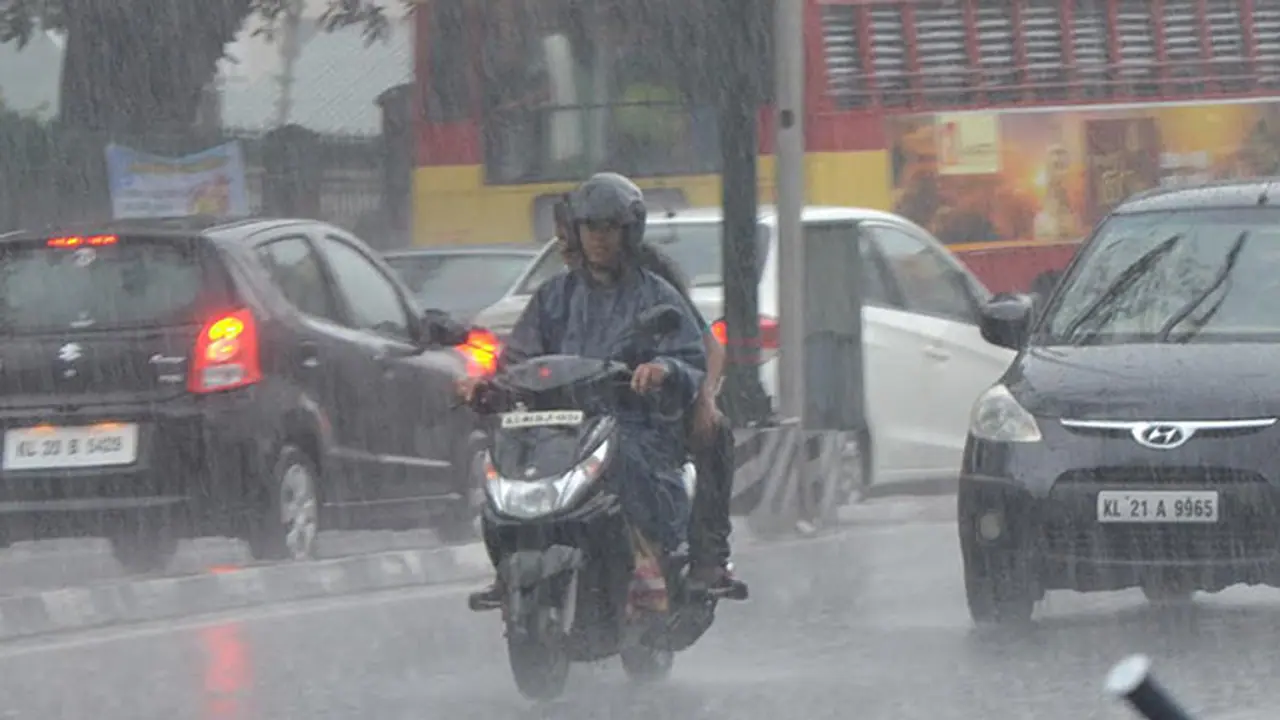 കേരളത്തിൽ പരക്കെ മഴയ്ക്കും കാറ്റിനും സാധ്യത; മുന്നറിയിപ്പ് നൽകി കാലാവസ്ഥ വകുപ്പ്
