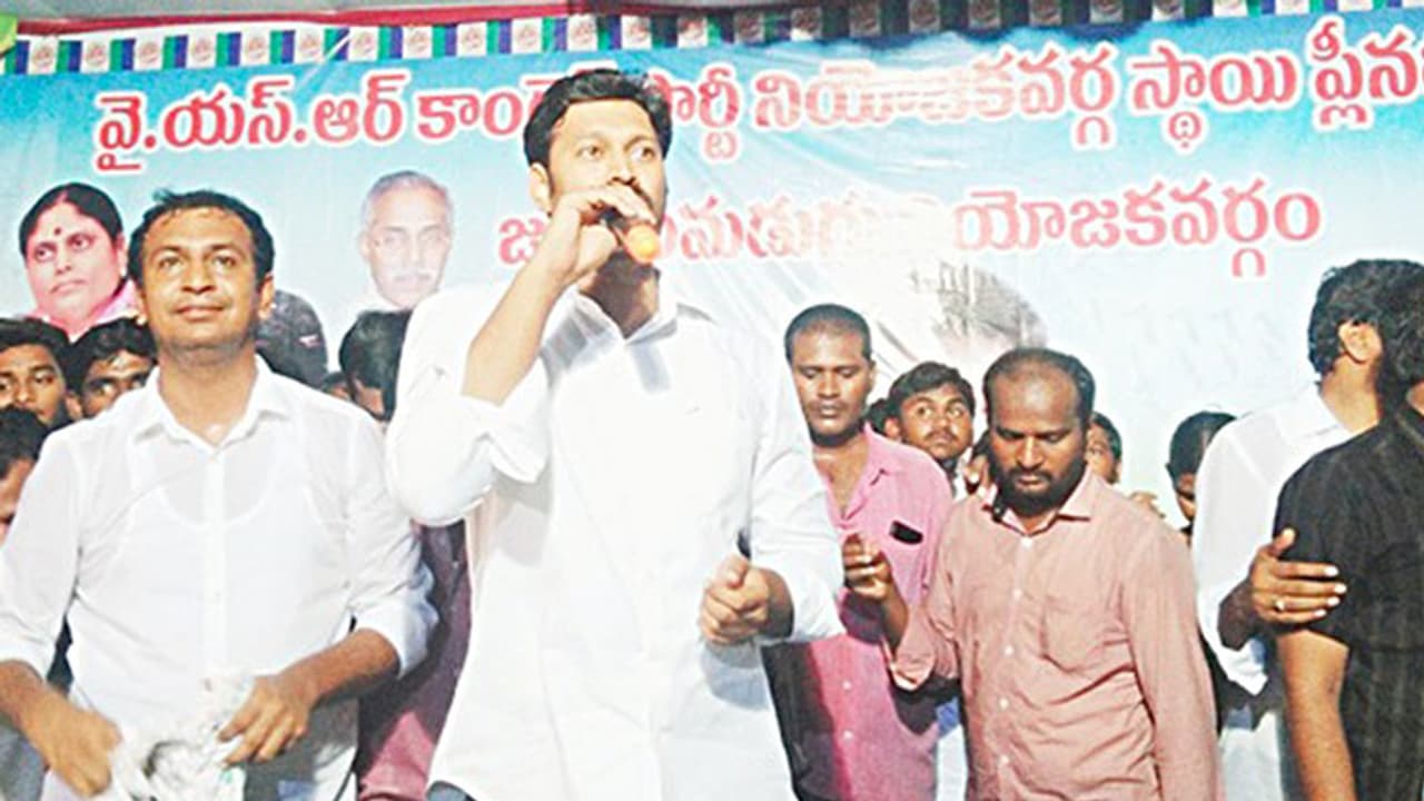 ఇసుక కోసం పార్టీ మారిన వైసిపి ఎమ్మెల్యే ఎవరు? ఇసుక కోసం పార్టీ మారిన వైసిపి ఎమ్మెల్యే ఎవరు?