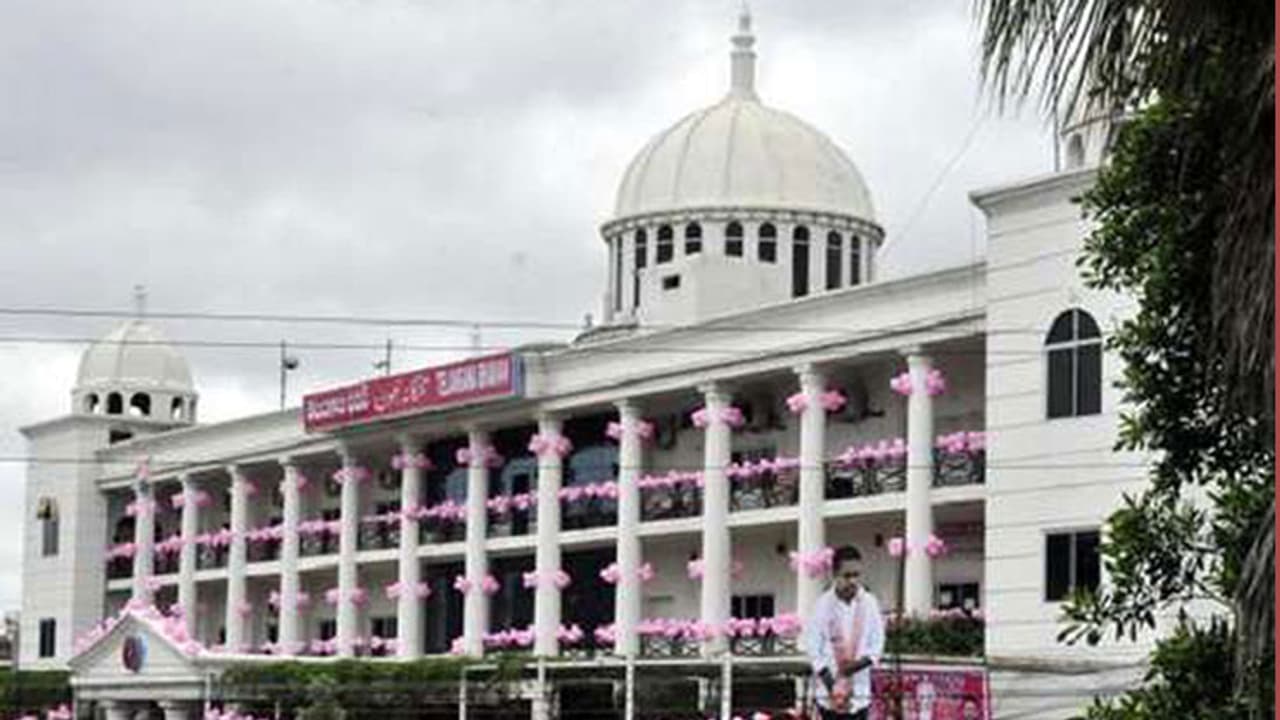 గన్తో హల్చల్: టీఆర్ఎస్ భవన్ లో కట్టెల శ్రీనివాస్ హల్చల్ గన్తో హల్చల్: టీఆర్ఎస్ భవన్ లో కట్టెల శ్రీనివాస్ హల్చల్