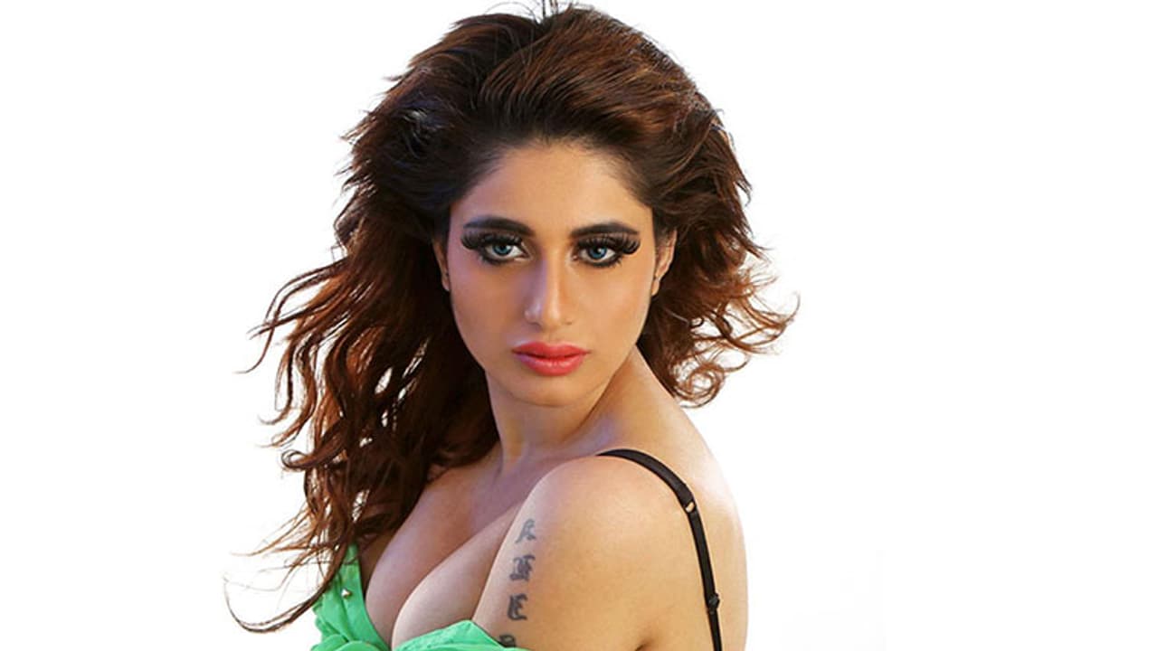 വീട്ടുകാര്‍ ഇറക്കിവിട്ട ബോളിവുഡ് താരം തെരുവില്‍