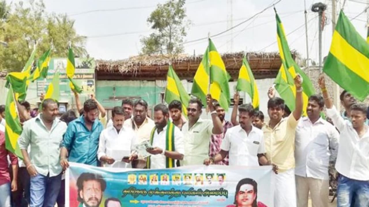 மதுரை விமான நிலையத்திற்கு முத்துராமலிங்க தேவர் பெயரை சூட்ட வலியுறுத்தி ஆர்ப்பாட்டம்; 30 பேர் கைது... மதுரை விமான நிலையத்திற்கு முத்துராமலிங்க தேவர் பெயரை சூட்ட வலியுறுத்தி ஆர்ப்பாட்டம்; 30 பேர் கைது...