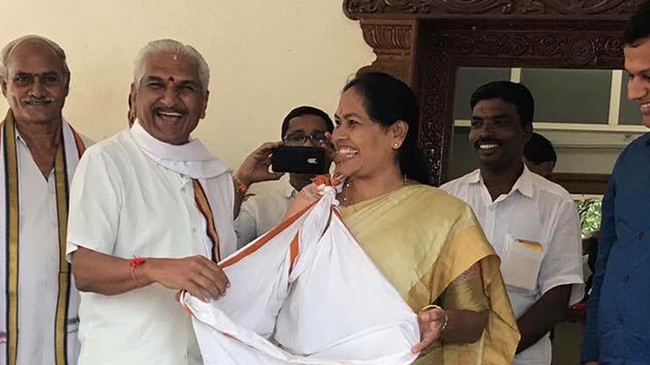 ಆರೆಸ್ಸೆಸ್ ಮುಖಂಡ ಕಲ್ಲಡ್ಕ ಪ್ರಭಾಕರ ಭಟ್ಟರ ಶಾಲೆಗಾಗಿ ಭಿಕ್ಷೆ ಬೇಡಿದ ಸಂಸದೆ ಶೋಭಾ! ಆರೆಸ್ಸೆಸ್ ಮುಖಂಡ ಕಲ್ಲಡ್ಕ ಪ್ರಭಾಕರ ಭಟ್ಟರ ಶಾಲೆಗಾಗಿ ಭಿಕ್ಷೆ ಬೇಡಿದ ಸಂಸದೆ ಶೋಭಾ!