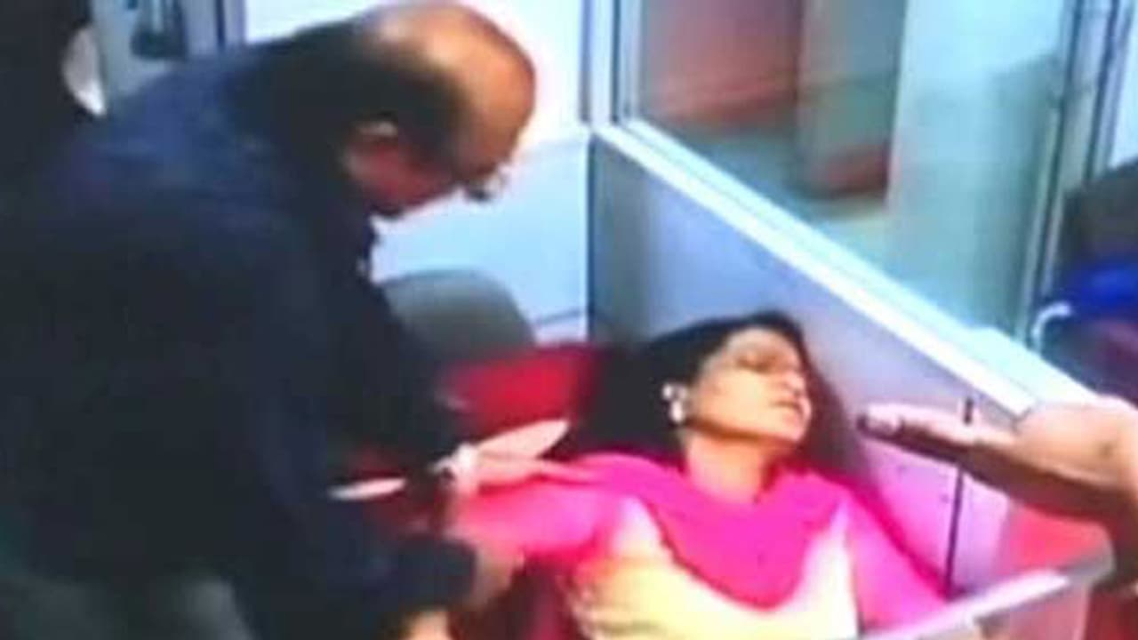 ಅತೀವ ಕೆಲಸದೊತ್ತಡ: ಕೌಂಟರ್`ನಲ್ಲೇ ಕುಸಿದುಬಿದ್ದ ಕ್ಯಾಷಿಯರ್ ಅತೀವ ಕೆಲಸದೊತ್ತಡ: ಕೌಂಟರ್`ನಲ್ಲೇ ಕುಸಿದುಬಿದ್ದ ಕ್ಯಾಷಿಯರ್