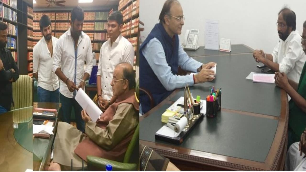 விஷாலுக்கும், விவசாயிகளுக்கும் வித்தியாசம் இதுதான்.. செயலில் காட்டிய அருண் ஜேட்லி... விஷாலுக்கும், விவசாயிகளுக்கும் வித்தியாசம் இதுதான்.. செயலில் காட்டிய அருண் ஜேட்லி...