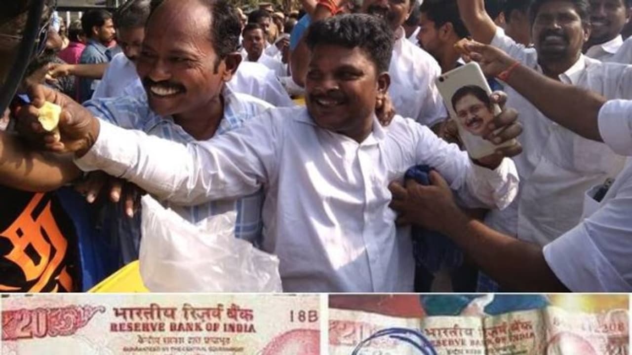 புரளி கிளப்பியே வாக்குகளை திசைதிருப்பிய தினகரன் தரப்பு! அதிமுக.,வினர் கொதிப்பு! புரளி கிளப்பியே வாக்குகளை திசைதிருப்பிய தினகரன் தரப்பு! அதிமுக.,வினர் கொதிப்பு!