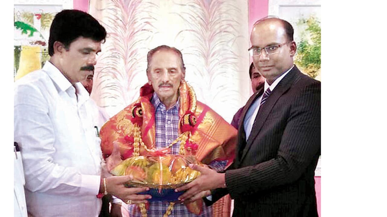 ದಸರಾ ಉದ್ಘಾಟನೆಗೆ ಕವಿ ಪ್ರೊ.ನಿಸಾರ್ ಅಹ್ಮದ್'ಗೆ ಆಹ್ವಾನ ದಸರಾ ಉದ್ಘಾಟನೆಗೆ ಕವಿ ಪ್ರೊ.ನಿಸಾರ್ ಅಹ್ಮದ್'ಗೆ ಆಹ್ವಾನ