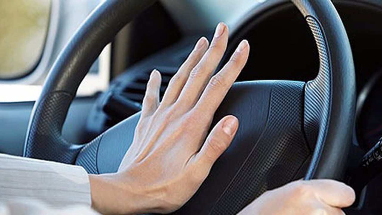 നീട്ടി ഹോണടിച്ചതിന് അഭിഭാഷകന്റെ ക്വട്ടേഷന്: എഞ്ചിനിയറുടെ കൈ തല്ലിയൊടിച്ചു നീട്ടി ഹോണടിച്ചതിന് അഭിഭാഷകന്റെ ക്വട്ടേഷന്: എഞ്ചിനിയറുടെ കൈ തല്ലിയൊടിച്ചു