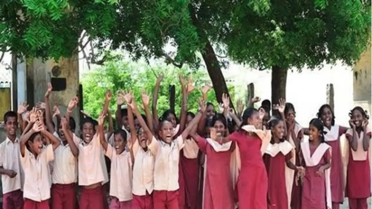 அரசு பள்ளி மாணவர்களுக்கு ரெயின் கோட் கொடுக்கும் தமிழக அரசு! டெண்டர் விடும் பணி ஆரம்பம்! அரசு பள்ளி மாணவர்களுக்கு ரெயின் கோட் கொடுக்கும் தமிழக அரசு! டெண்டர் விடும் பணி ஆரம்பம்!