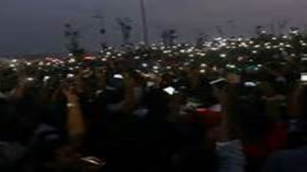 வலுக்கட்டாயமாக வெளியேற்றம்.. மெரினாவில் போலீஸ் அதிரடி… வலுக்கட்டாயமாக வெளியேற்றம்.. மெரினாவில் போலீஸ் அதிரடி…