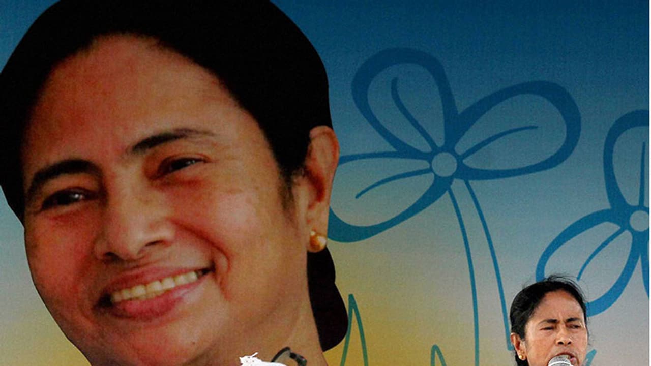 కేసీఆర్ తో మమత కటీఫ్: చంద్రబాబుకు ఆహ్వానం కేసీఆర్ తో మమత కటీఫ్: చంద్రబాబుకు ఆహ్వానం