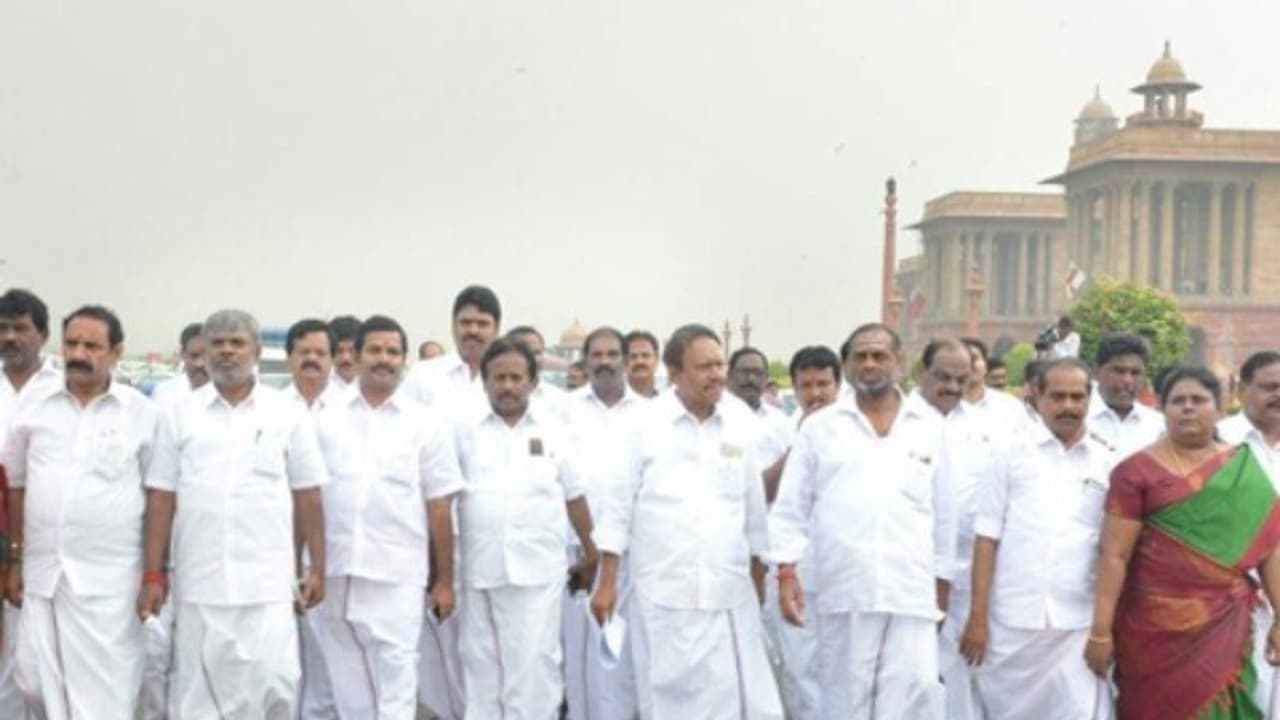 உத்திரவாதம் கொடுக்கும் மத்திய அமைச்சர்கள் ஆனாலும் முரண்டு பிடிக்கும் அதிமுக எம்.பிக்கள்..! உத்திரவாதம் கொடுக்கும் மத்திய அமைச்சர்கள் ஆனாலும் முரண்டு பிடிக்கும் அதிமுக எம்.பிக்கள்..!