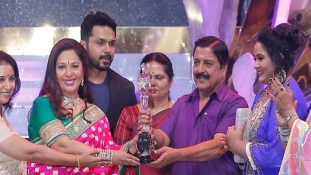 விஜய் அவார்ட்ஸ்னாலே கோல்மால் தானா? புலம்பும் ரசிகர்கள்; விஜய் அவார்ட்ஸ்னாலே கோல்மால் தானா? புலம்பும் ரசிகர்கள்;