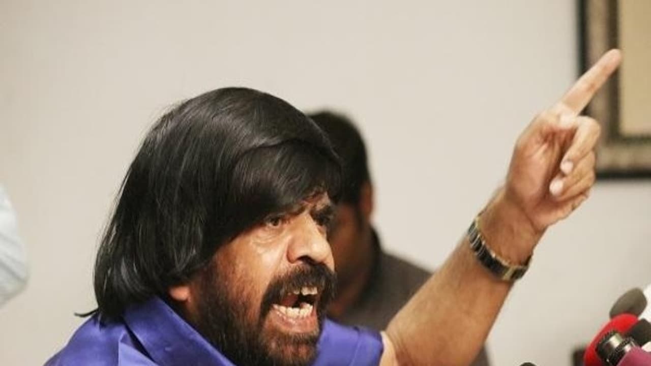 மின்னணு வாக்குப்பதிவு இயந்திரத்தில் 'சிப்' வைத்து 'சீப்"ஆன அரசியல் செய்கிறார்கள்! டி.ராஜேந்தர் மின்னணு வாக்குப்பதிவு இயந்திரத்தில் 'சிப்' வைத்து 'சீப்"ஆன அரசியல் செய்கிறார்கள்! டி.ராஜேந்தர்