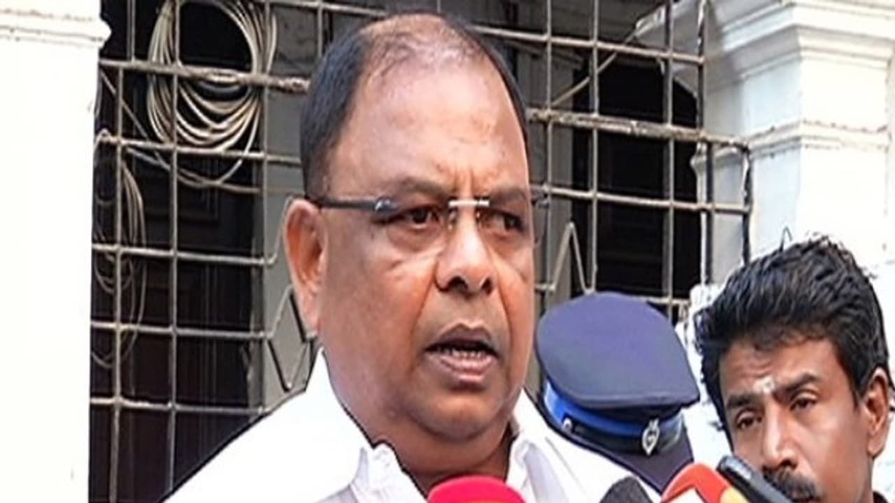 உயர்நீதிமன்ற மூத்த நீதிபதி இல்லையா..? எடப்பாடியை கேள்வி கேட்கும் வெற்றிவேல்... உயர்நீதிமன்ற மூத்த நீதிபதி இல்லையா..? எடப்பாடியை கேள்வி கேட்கும் வெற்றிவேல்...