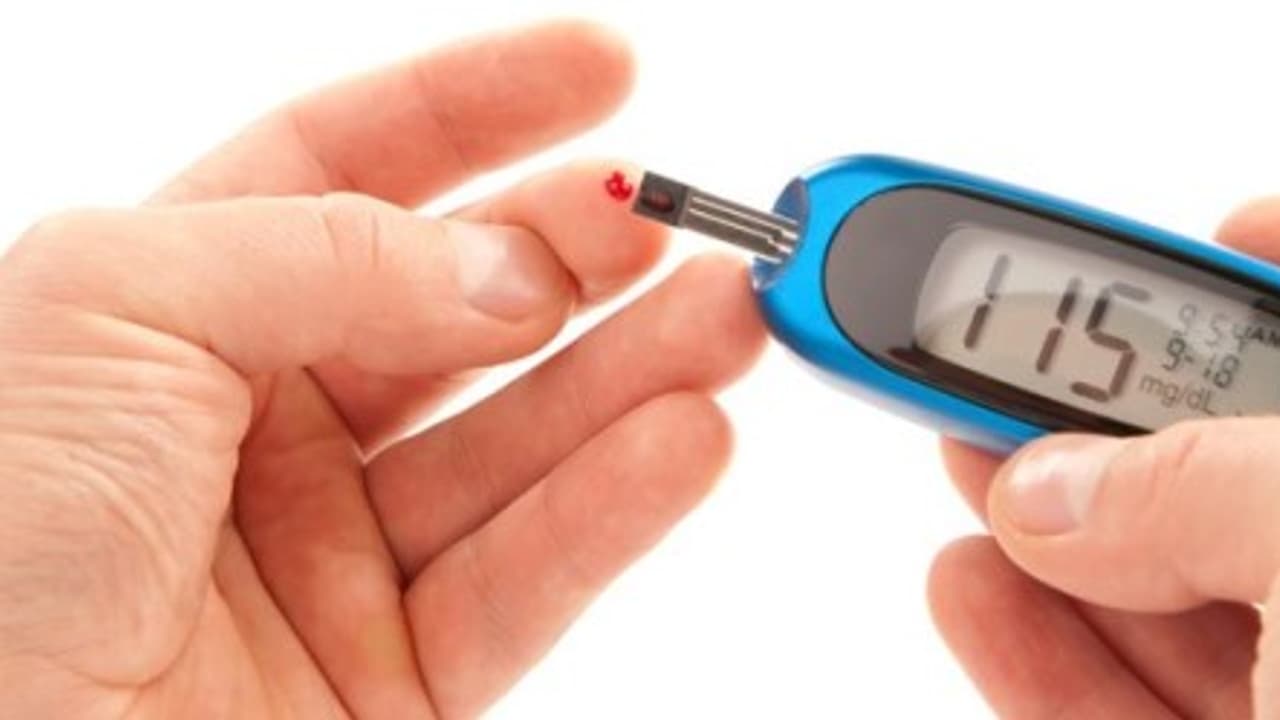 இந்த அறிகுறிகள் தென்பட்டால் உங்கள் இரத்தத்தில் சர்க்கரையின் அளவு அதிகம் என்று அர்த்தம்… இந்த அறிகுறிகள் தென்பட்டால் உங்கள் இரத்தத்தில் சர்க்கரையின் அளவு அதிகம் என்று அர்த்தம்…