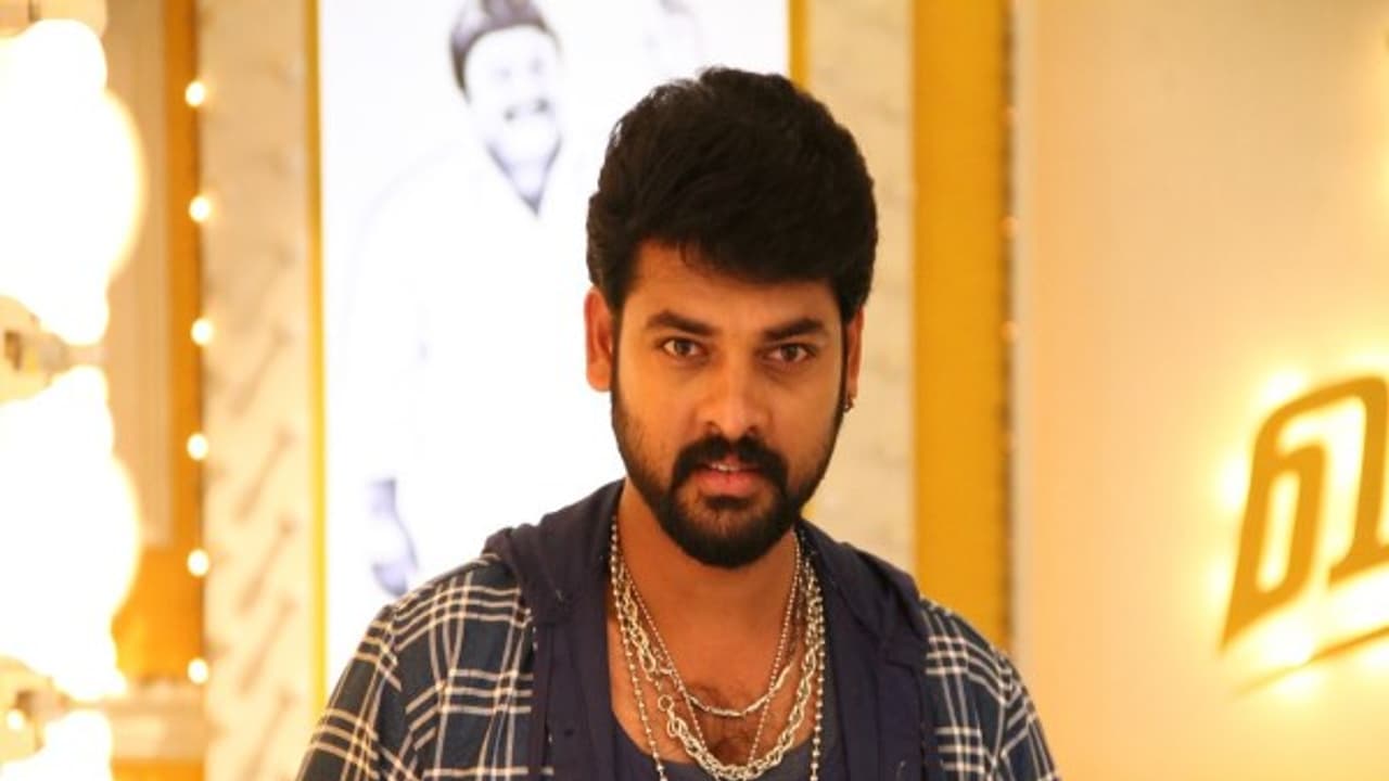 ஒன்றை வைத்து ஐந்தை பிடித்த விமல்...! காத்திருப்பு தந்த பரிசு..! ஒன்றை வைத்து ஐந்தை பிடித்த விமல்...! காத்திருப்பு தந்த பரிசு..!