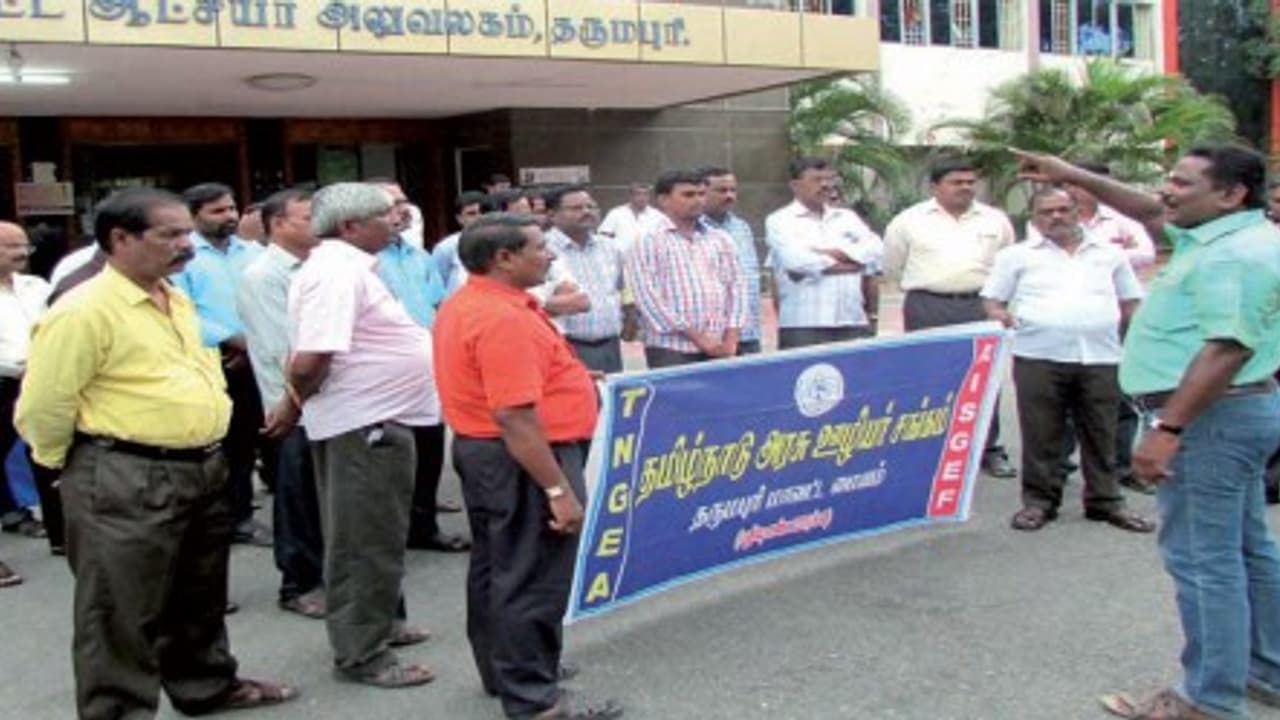 சிவகங்கையில் வருவாய்த்துறை ஊழியர் சங்க நிர்வாகிகளை தாக்கியதற்கு தருமபுரியில் கண்டன ஆர்ப்பாட்டம்… சிவகங்கையில் வருவாய்த்துறை ஊழியர் சங்க நிர்வாகிகளை தாக்கியதற்கு தருமபுரியில் கண்டன ஆர்ப்பாட்டம்…