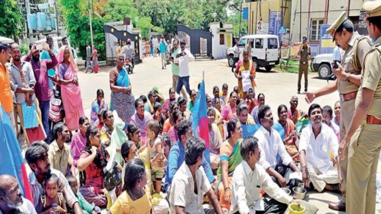 பாய், தலையணையுடன் ஆட்சியர் அலுவலகத்தில் குடியேறிய மக்கள்... இதெல்லாம் வேற லெவல் போராட்டம்... பாய், தலையணையுடன் ஆட்சியர் அலுவலகத்தில் குடியேறிய மக்கள்... இதெல்லாம் வேற லெவல் போராட்டம்...