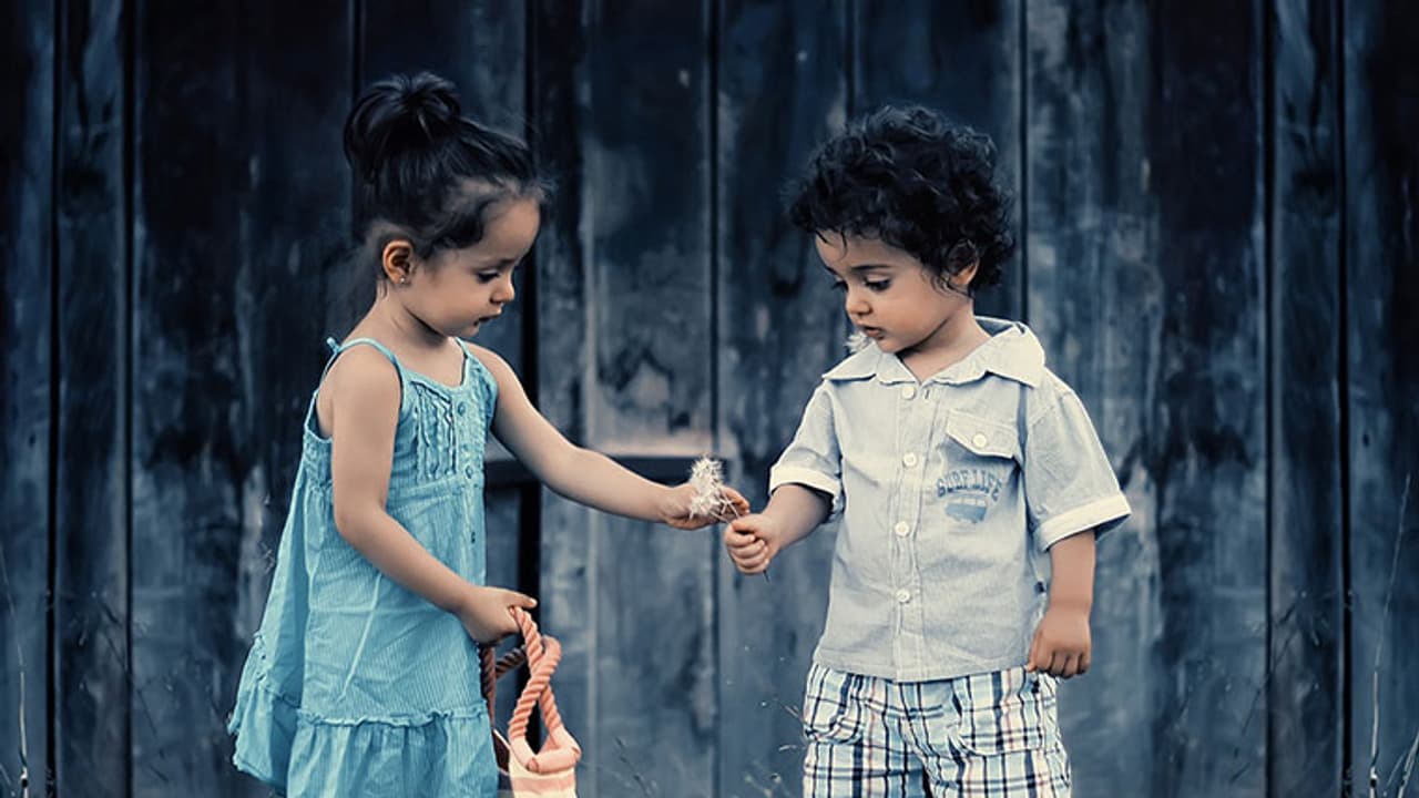 അച്ഛനും അമ്മയും വഴക്കിട്ടോട്ടെ, മക്കള് തമ്മില് സ്നേഹിച്ചാല് മതി അച്ഛനും അമ്മയും വഴക്കിട്ടോട്ടെ, മക്കള് തമ്മില് സ്നേഹിച്ചാല് മതി