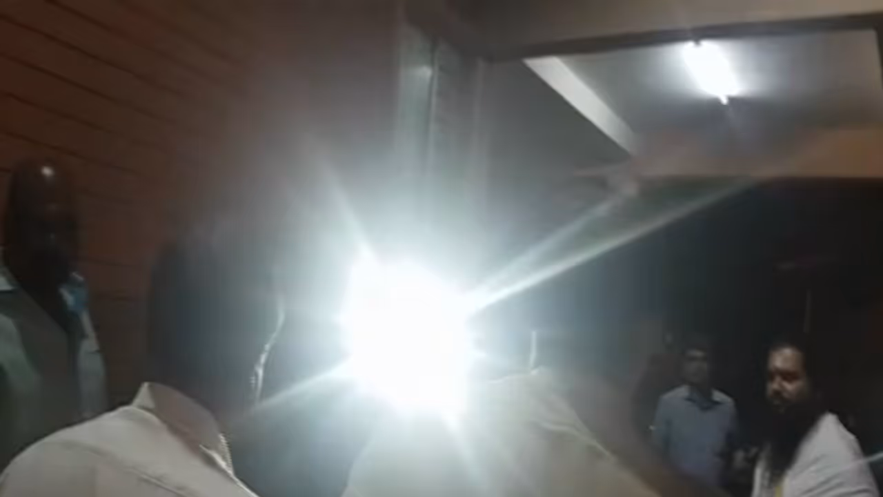 ಆನಂದ ಗುರೂಜಿಗೆ ಬ್ಲ್ಯಾಕ್'ಮೇಲ್: ಆರೋಪಿ ಕುಮಾರ್ ಬಂಧನ ಆನಂದ ಗುರೂಜಿಗೆ ಬ್ಲ್ಯಾಕ್'ಮೇಲ್: ಆರೋಪಿ ಕುಮಾರ್ ಬಂಧನ