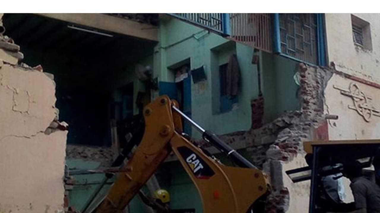 നാഗപട്ടണത്ത് ബസ് സ്റ്റാന്ഡ് തകര്ന്ന് എട്ട് മരണം നാഗപട്ടണത്ത് ബസ് സ്റ്റാന്ഡ് തകര്ന്ന് എട്ട് മരണം