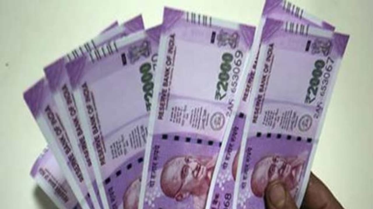 ஆர்.கே.நகரில் நூதன முறையில் பணப்பட்டுவாடா..? ஆர்.கே.நகரில் நூதன முறையில் பணப்பட்டுவாடா..?