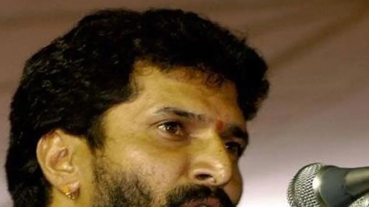 ಭಾಷಣ ಮಾಡುತ್ತಿದ್ದಾಗಲೇ ಶಾಸಕ ಸಿ. ಟಿ. ರವಿಯನ್ನ ತಡೆದ ಶ್ರೀಗಳು ಭಾಷಣ ಮಾಡುತ್ತಿದ್ದಾಗಲೇ ಶಾಸಕ ಸಿ. ಟಿ. ರವಿಯನ್ನ ತಡೆದ ಶ್ರೀಗಳು