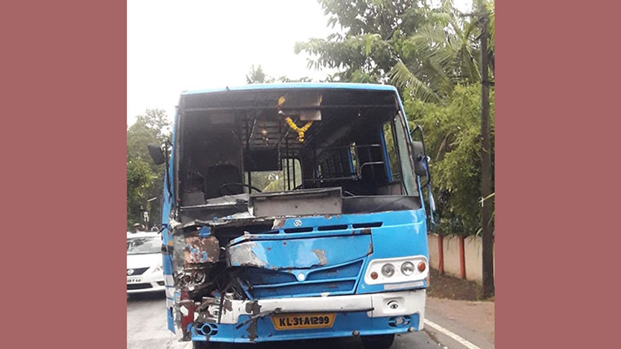 മാവേലിക്കരയില് സ്വകാര്യ ബസും ലോറിയും കൂട്ടിയിടിച്ച് 12 പേർക്ക് പരിക്ക് മാവേലിക്കരയില് സ്വകാര്യ ബസും ലോറിയും കൂട്ടിയിടിച്ച് 12 പേർക്ക് പരിക്ക്