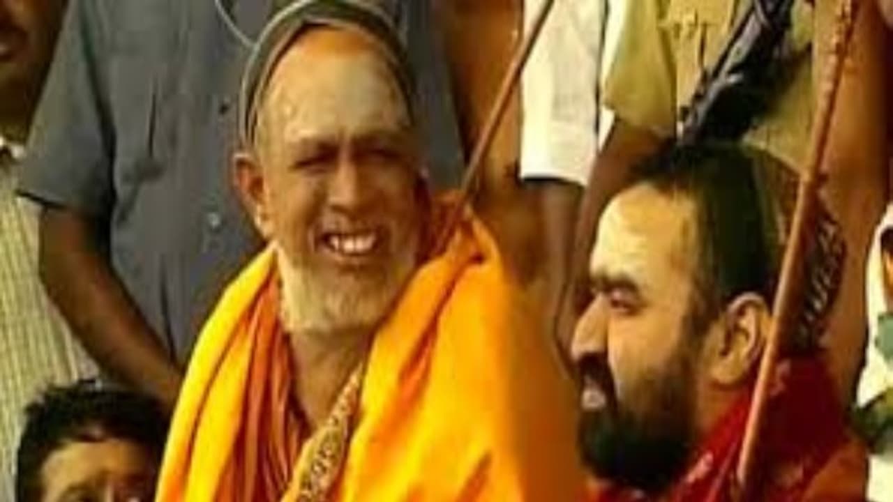 சங்கர மடத்திற்குள் முடக்கப்பட்ட சங்கராச்சார்யர்கள் ! போராட்ட அறிவிப்புகளால் களையிழந்த காஞ்சிமடம் …. சங்கர மடத்திற்குள் முடக்கப்பட்ட சங்கராச்சார்யர்கள் ! போராட்ட அறிவிப்புகளால் களையிழந்த காஞ்சிமடம் ….