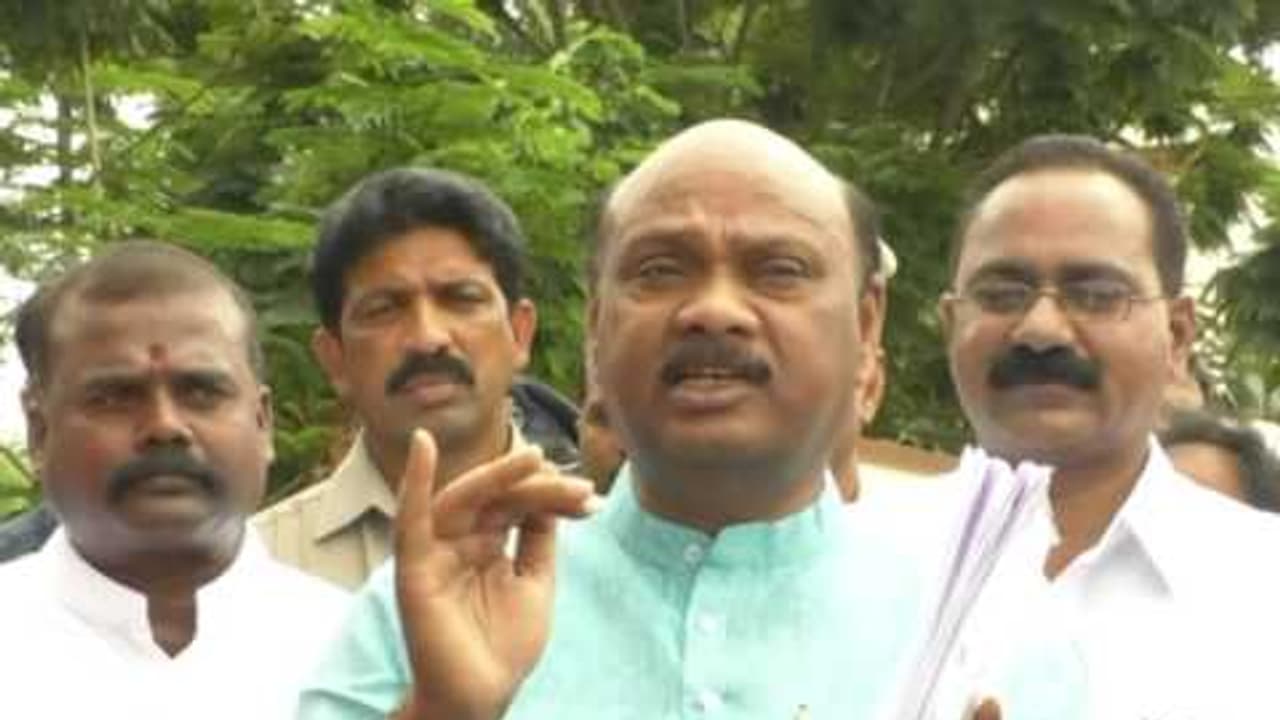 బెంజీకారు వివాదం: మంత్రి జయరాంపై ఏసీబీకి ఫిర్యాదు చేసిన అయ్యన్నపాత్రుడు బెంజీకారు వివాదం: మంత్రి జయరాంపై ఏసీబీకి ఫిర్యాదు చేసిన అయ్యన్నపాత్రుడు