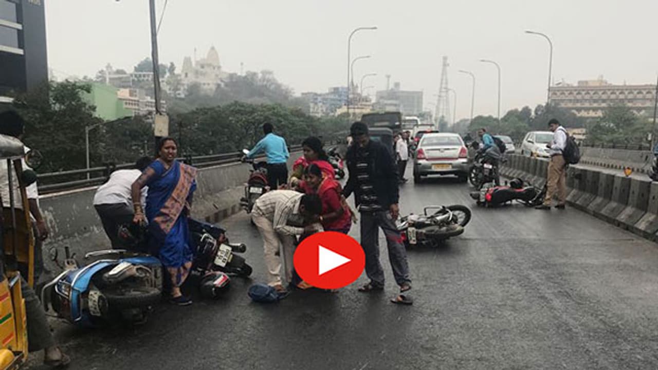 తెలుగుతల్లి ప్లైఓవర్ పై డేంజర్..యమ డేంజర్ (వీడియో) తెలుగుతల్లి ప్లైఓవర్ పై డేంజర్..యమ డేంజర్ (వీడియో)