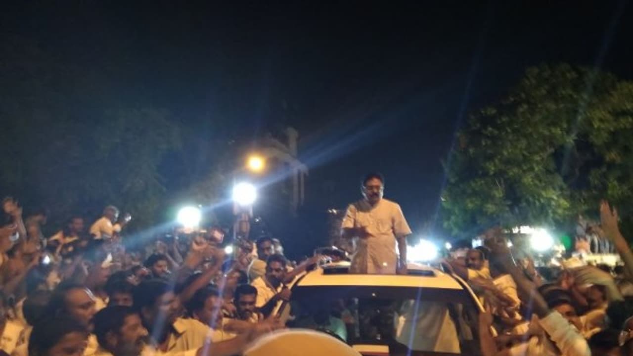 அமைச்சர்கள் அண்ணன் பக்கம் வரப்போகிறார்கள்! நூறு கோடி இருந்திருந்தால் ஜெயித்திருப்பேன்!: தேர்தல் தீர்ப்பு சொல்லும் சங்கதிகள்.... அமைச்சர்கள் அண்ணன் பக்கம் வரப்போகிறார்கள்! நூறு கோடி இருந்திருந்தால் ஜெயித்திருப்பேன்!: தேர்தல் தீர்ப்பு சொல்லும் சங்கதிகள்....