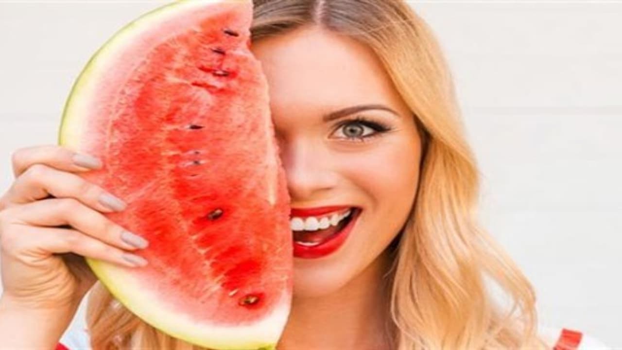 வெயிலால் ஏற்படும் சருமப் பிரச்சனைகளை இந்தப் பழம் விரட்டியடிக்கும்… வெயிலால் ஏற்படும் சருமப் பிரச்சனைகளை இந்தப் பழம் விரட்டியடிக்கும்…