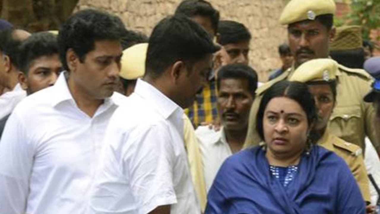 குடும்பத்தில் குஸ்தி! பேபிம்மா கூட மாதுகுட்டி இணைந்திருப்பதில் ஆயில் ராஜாவுக்கு விருப்பல! குடும்பத்தில் குஸ்தி! பேபிம்மா கூட மாதுகுட்டி இணைந்திருப்பதில் ஆயில் ராஜாவுக்கு விருப்பல!