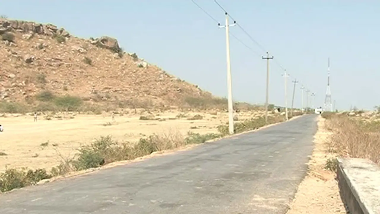 ರಸ್ತೆ ಮಂಜೂರಾಗಿದ್ದು ಗ್ರಾಮೀಣ ಭಾಗಕ್ಕೆ, ನಿರ್ಮಾಣವಾಗಿದ್ದು ರಾಜಕಾರಣಿ ಮನೆ ದಾರಿ ರಸ್ತೆ ಮಂಜೂರಾಗಿದ್ದು ಗ್ರಾಮೀಣ ಭಾಗಕ್ಕೆ, ನಿರ್ಮಾಣವಾಗಿದ್ದು ರಾಜಕಾರಣಿ ಮನೆ ದಾರಿ