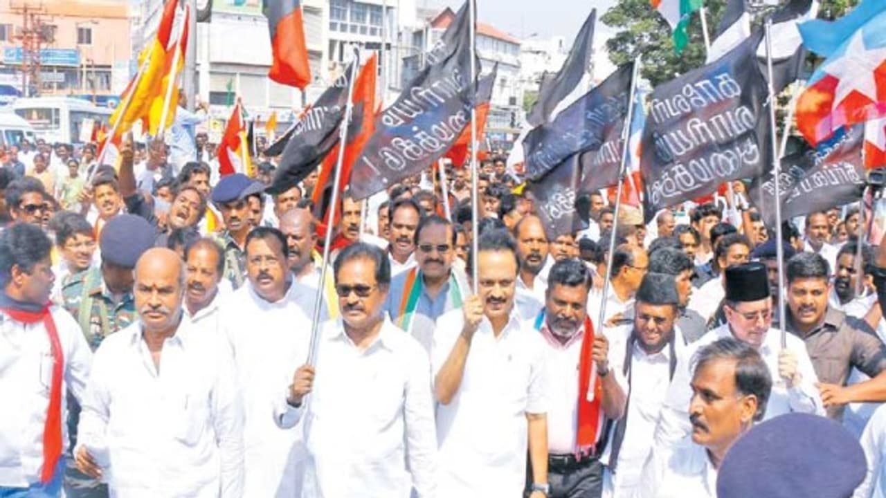 அரெஸ்ட் ஆகிறாரா ஸ்டாலின் ? தடையை மீறி போராட்டத்தில் ஈடுபட்டதால் வழக்குப் பதிவு…. அரெஸ்ட் ஆகிறாரா ஸ்டாலின் ? தடையை மீறி போராட்டத்தில் ஈடுபட்டதால் வழக்குப் பதிவு….