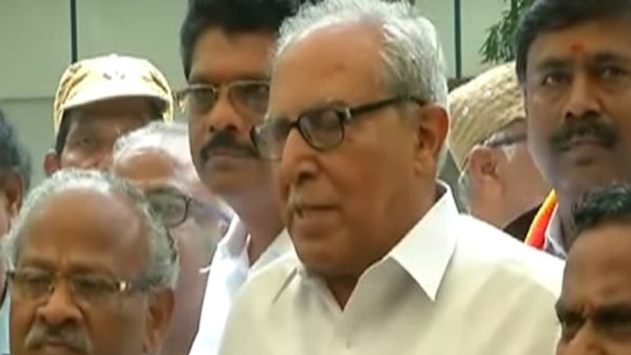 பண்டிகை காலங்களில் மக்கள் பாதிக்கப்படக்கூடாது ஸ்டிரைக்கை கேன்சல் செய்த போக்குவரத்து ஊழியர்கள்...! பண்டிகை காலங்களில் மக்கள் பாதிக்கப்படக்கூடாது ஸ்டிரைக்கை கேன்சல் செய்த போக்குவரத்து ஊழியர்கள்...!