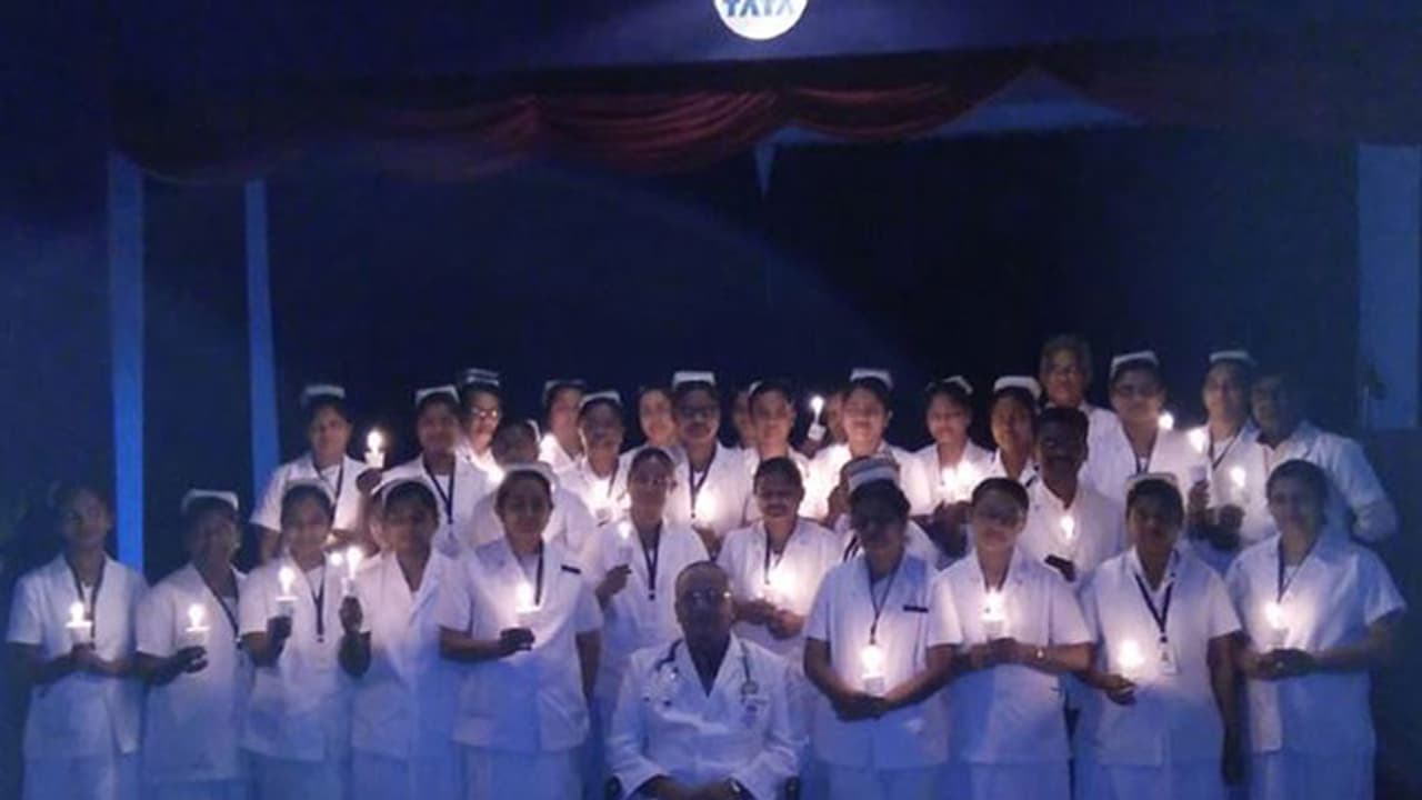 ലോക നഴ്സ് ദിനത്തില് 'മാലാഖമാരായി വിളക്കേന്തിയ നഴ്സുമാര്' ലോക നഴ്സ് ദിനത്തില് 'മാലാഖമാരായി വിളക്കേന്തിയ നഴ്സുമാര്'