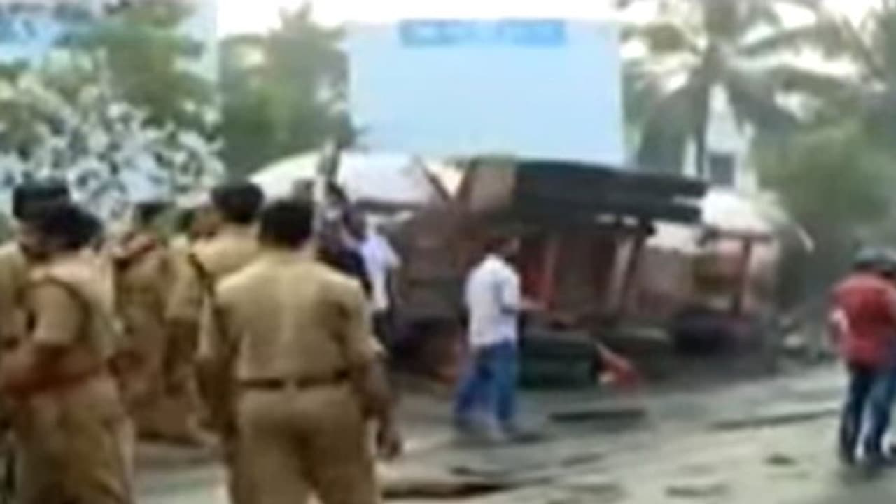 വട്ടപ്പാറയില് മറിഞ്ഞ ടാങ്കറില് നിന്നും ഇന്ധനം നീക്കം ചെയ്യുന്നു വട്ടപ്പാറയില് മറിഞ്ഞ ടാങ്കറില് നിന്നും ഇന്ധനം നീക്കം ചെയ്യുന്നു