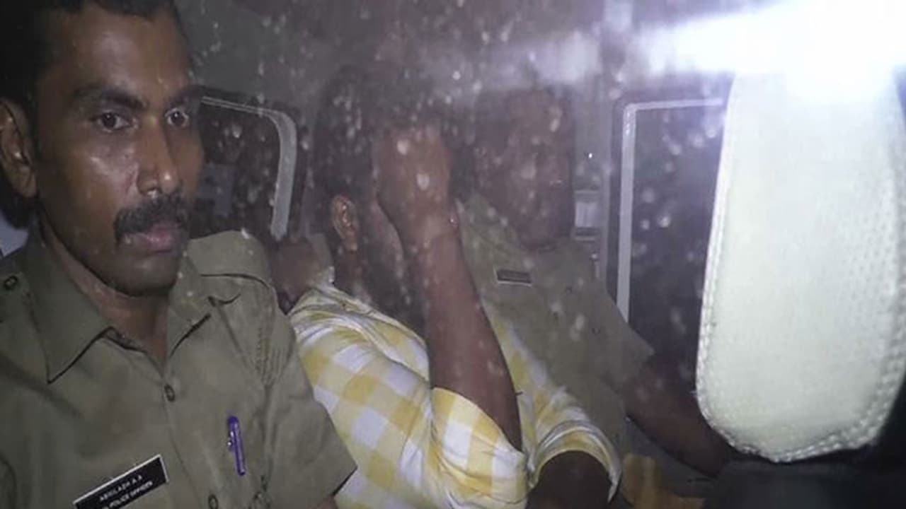 കല്ക്കി അവതാരമെന്ന് പറഞ്ഞ് മൂന്ന് സോഫ്റ്റ്വെയര് എഞ്ചിനീയര്മാരെ പീഡിപ്പിച്ചയാള് പിടിയില് കല്ക്കി അവതാരമെന്ന് പറഞ്ഞ് മൂന്ന് സോഫ്റ്റ്വെയര് എഞ്ചിനീയര്മാരെ പീഡിപ്പിച്ചയാള് പിടിയില്