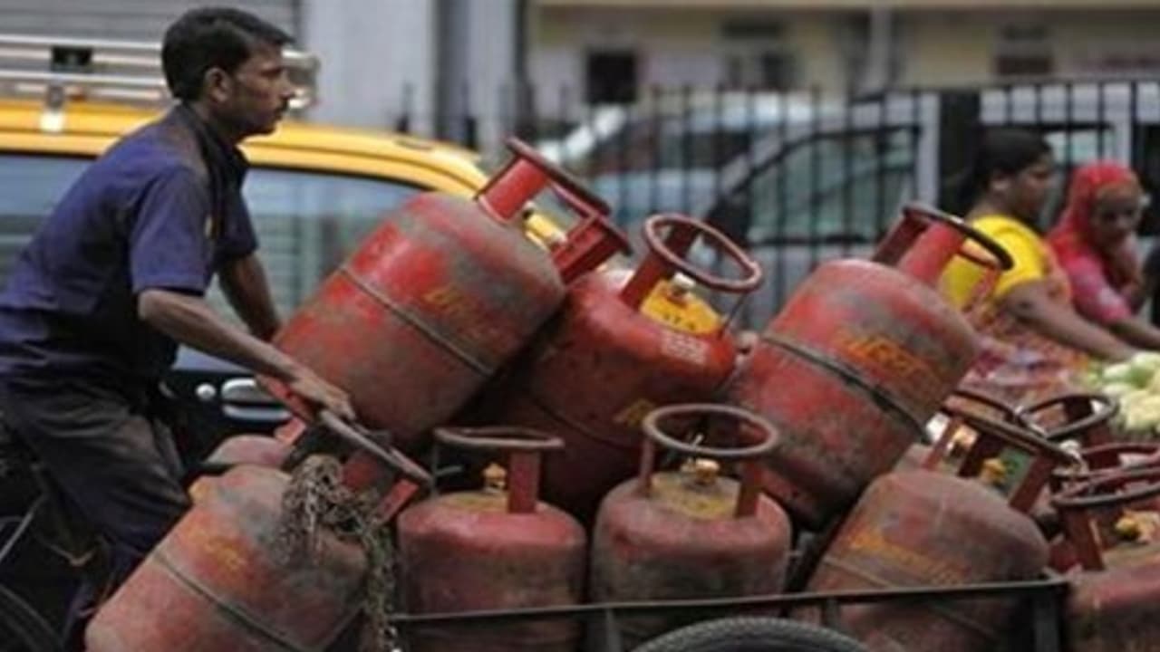 ದೇಶದ ಪ್ರತಿ ಬಡ ಕುಟುಂಬಕ್ಕೂ ಎಲ್ಪಿಜಿ ಗ್ಯಾಸ್ ಸಿಲಿಂಡರ್ ಉಚಿತ ದೇಶದ ಪ್ರತಿ ಬಡ ಕುಟುಂಬಕ್ಕೂ ಎಲ್ಪಿಜಿ ಗ್ಯಾಸ್ ಸಿಲಿಂಡರ್ ಉಚಿತ