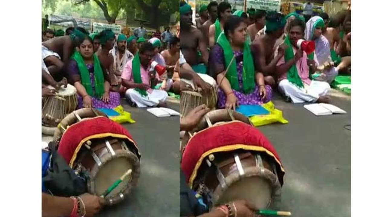"ஒலிப்பது மங்கள இசையல்ல.. எங்கள் மரண ஓலம்" டெல்லியில் வாத்திய கருவிகளுடன் களமிறங்கிய விவசாயிகள் "ஒலிப்பது மங்கள இசையல்ல.. எங்கள் மரண ஓலம்" டெல்லியில் வாத்திய கருவிகளுடன் களமிறங்கிய விவசாயிகள்