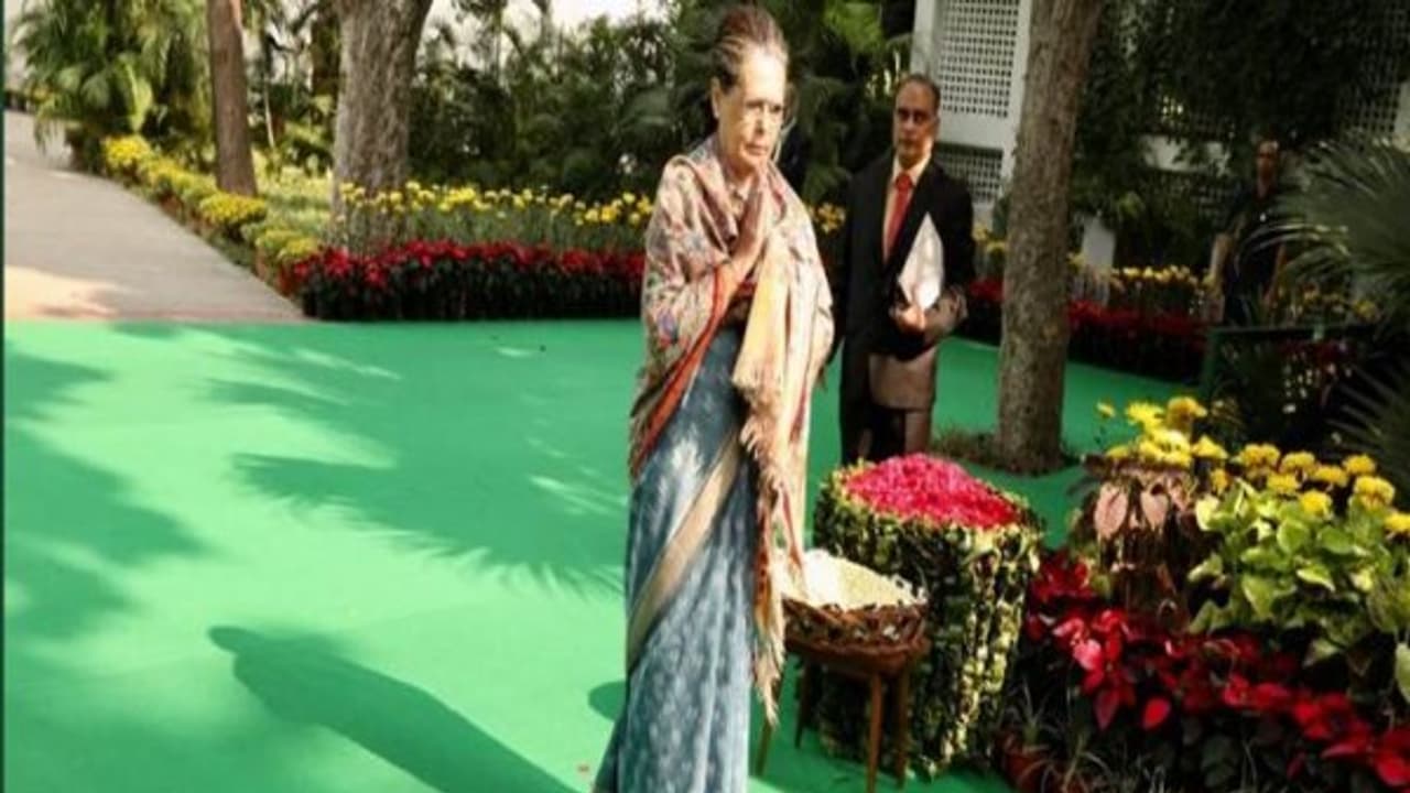 “மதச்சார்பின்மைக்கு எதிராக போராடியவர் இந்திரா காந்தி ’’...100 வது பிறந்தநாள் விழாவில் சோனியா காந்தி புகழாரம் “மதச்சார்பின்மைக்கு எதிராக போராடியவர் இந்திரா காந்தி ’’...100 வது பிறந்தநாள் விழாவில் சோனியா காந்தி புகழாரம்